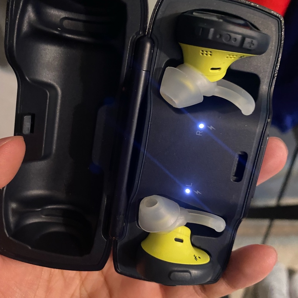 I’m selling Bose black yellow earbuds